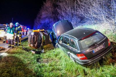 Koengen: Schwerer Verkehrsunfall mit zwei Fahrzeugen auf der A8 - ein PKW ueberschlagen - 5 Personen verletzt